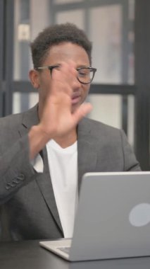 Dikey, Afro-Amerikalı Adam Laptop ile Video Sohbeti Yapıyor