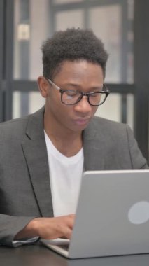 Dikey, Afrikalı Amerikalı Kayıp Dizüstü bilgisayardan Şok Oldu