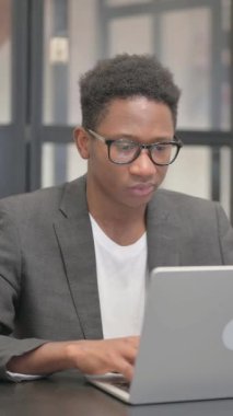 Dikey, Afro-Amerikalı Adam Dizüstü bilgisayar kullanıyor.