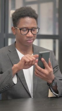 Dikey, Afro-Amerikalı Adam Ofiste Mesaj Yazıyor