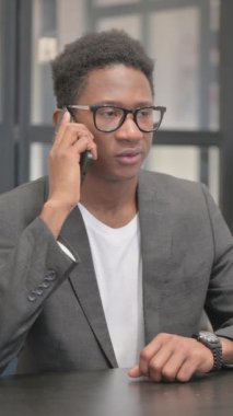 Dikey, Afro-Amerikan Ofiste Konuşan Adam