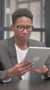 Ofiste Dijital Tablet kullanan Dikey, Afro-Amerikan Adam