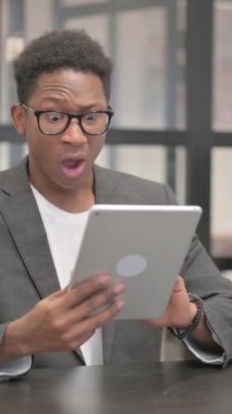 Afrikalı Amerikalı Adam İçin Dijital Tablette Dikey ve Çevrimiçi Kayıp