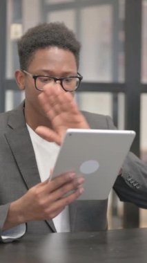 Ofiste Tablet 'te Video Sohbeti Yapan Dikey Afrikalı Amerikalı Adam