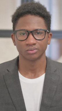 Dikey, Ciddi Afrikalı Amerikalı Adamın Portresi