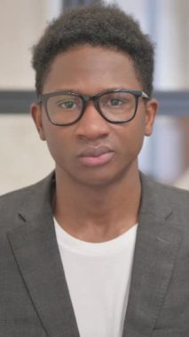 Gülümseyen Afro-Amerikan Erkeğinin Dikey Portresi