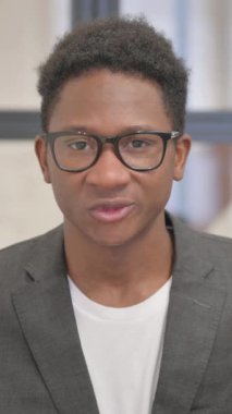 Dikey, Sallanan Kafasını Onaylayan Genç Kadın Portresi