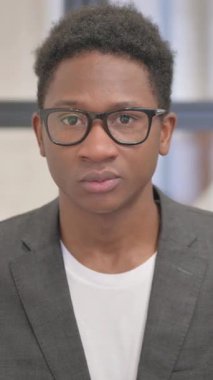 Dikey, Afro-Amerikan Adam 'ın Portresi Sessizlik, Dudaktaki Parmak