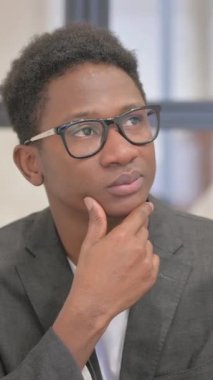 Dikey, Yeni Bir Fikir Düşünen Afro-Amerikan Erkeğinin Portresi