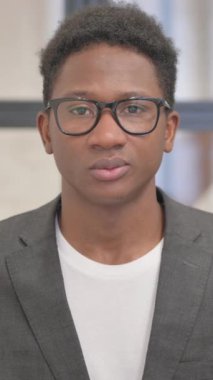 Dikey, Esneme Yorgun Afrikalı Amerikalı Adam Portresi