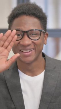 Dikey, webcam Görünümü Afrikalı Amerikalı Adam Video Sohbeti Yapıyor