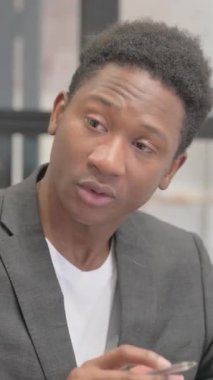 Dikey, Afrikalı Adam 'ın Yaratıcı Takım Arkadaşı ile Konuşmasına Yakın