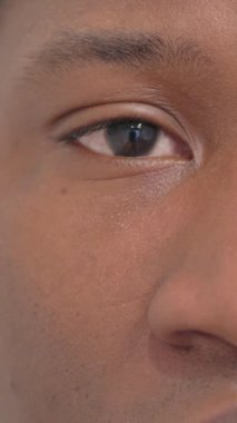 Dikey, Afrikalı Adamın Göz Kırpan Gözlerinin Kapanışı