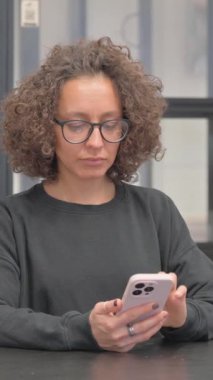 Ofiste Telefonda Çalışan Dikey, Karışık Irklı Kadın