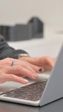 Dikey, Dizüstü Bilgisayarda Yazan Kadın Ellerini Kapat