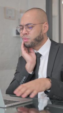 İşyerinde diş ağrısı olan rahatsız Karışık Irk İşadamı, dikey video