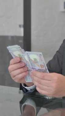 Karışık Yarış İşadamı İşyerinde Para Sayıyor, dikey video