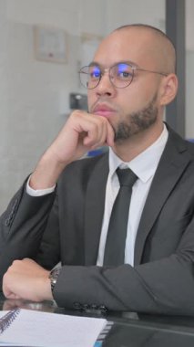 Dalgın Karışık Irk İşadamı Yeni Çözümler Düşünüyor, dikey video