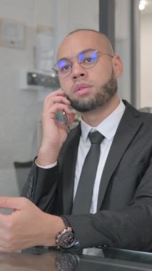 Karışık Yarış İşadamı Telefonda konuşuyor, dikey video