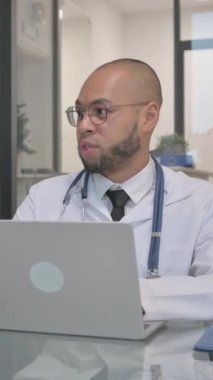 Hasta Sağlık Sorunlarını Karışık Irk Doktoruyla Tartışıyor, dikey video