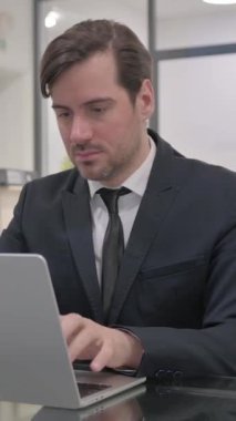 İş yerinde Omurga Spazmı olan Orta Yaşlı İşadamı, dikey video