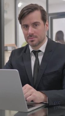 Orta Çağ İşadamı İşteyken Başparmaklarını Yuttu, dikey video