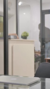 Sabah Gelen Ofis ve Laptop Açılıyor, dikey video