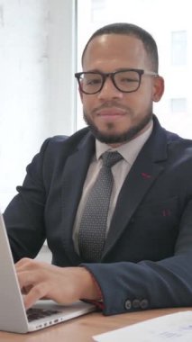 Karışık Irk İşadamı Dizüstü bilgisayar ve dikey video kullanarak Başparmaklar Yukarı