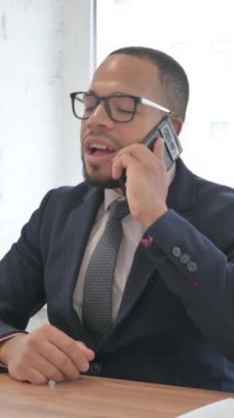 Karışık Yarış İşadamı Ofiste Telefonda konuşuyor, dikey video
