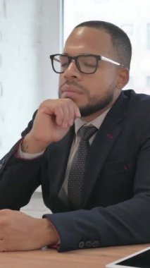 Dalgın Karışık Irk İşadamı Ofiste Oturuyor, dikey video