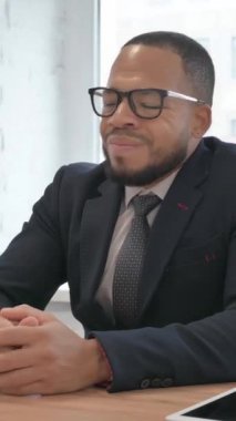 Karışık Yarış İşadamı Ofiste Otururken Baş ağrısı çekiyor, dikey video