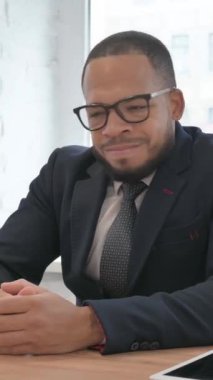 Tesne Karışık Irk İşadamı Ofiste Üzgün Hissediyor, dikey video