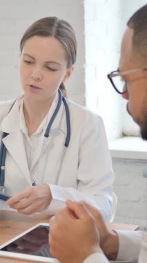 Hasta, Doktor Kadın 'ın önündeki kötü tıbbi raporlara tepki veriyor.