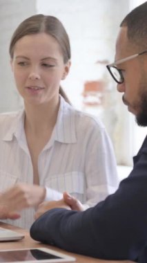 İş kadını ofiste İşadamı ile konuşuyor, dikey video