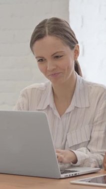 Çoklu Etnik İş Adamları İşyerinde, dikey Görüntü