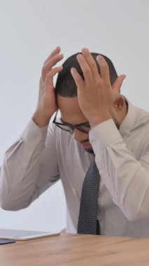 Baş ağrısı olan bir adam, bir kadın doktora danışmanlık yapıyor, dikey video.