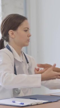 Ortopedik Kadın Doktor Dirsek Ağrısı ile Adamı Kontrol Ediyor, dikey video