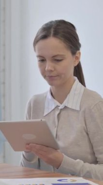 Laptop 'ta çalışan çok ırklı sıradan insanlar, dikey video