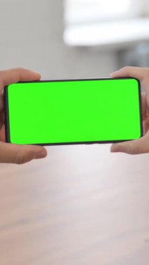 Yeşil Ekran, dikey video ile Yatay Telefonlu Gençlerin Arka Görünümü