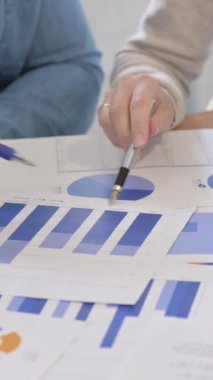 Kağıtları Yapan İnsanların Kapanışı, Dikey Video