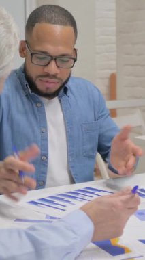 Kızgın İspanyol Adam Takım Arkadaşlarıyla Konuşuyor, dikey video