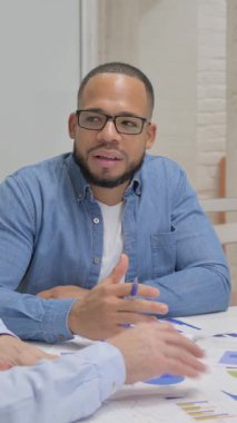 İspanyol Adam Meslektaşlarıyla İş Konuşuyor, dikey video