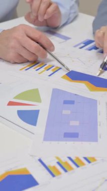 Ofiste Evrak Yapan Eller 'in Kapanışı, dikey video