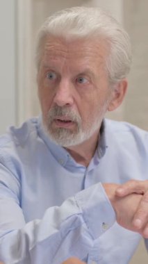 Eski İş Adamı 'nın İspanyol Adam' la konuşmasına yakın çekim, dikey video.