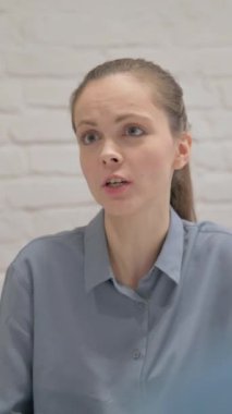 Kızgın Genç Kadın Meslektaşlarıyla Konuşuyor, dikey video