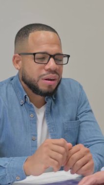 İspanyol Adam Toplantıda İş Arkadaşlarıyla Konuşuyor, dikey video