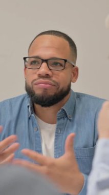 İspanyol Adam Takım Arkadaşlarıyla İş Tartışıyor, dikey video