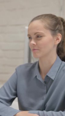 İş Adamlarıyla Kadın Konuşması, dikey video