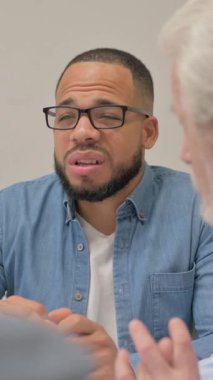 İspanyol Adam 'ın takım arkadaşlarıyla konuşmasına yakın çekim, dikey video