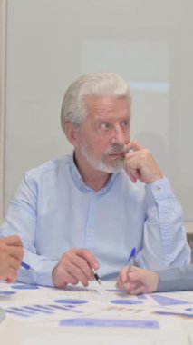 Kağıt işleri, dikey video sırasında melezler konuşuyor